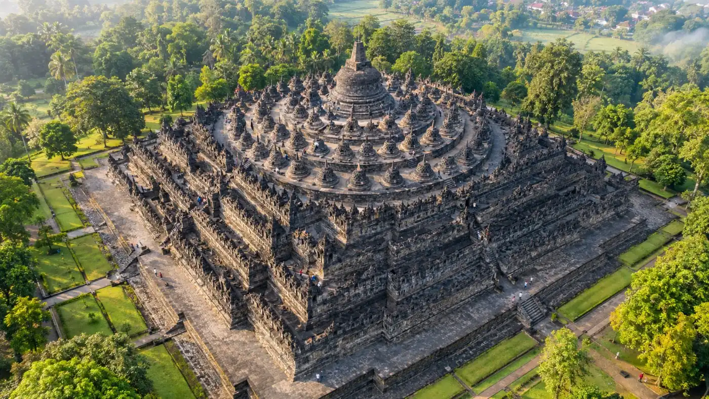 Borobudur von oben gesehen, sein quadratischer Mandala-Grundriss, umgeben von Kreisen von Stupas
